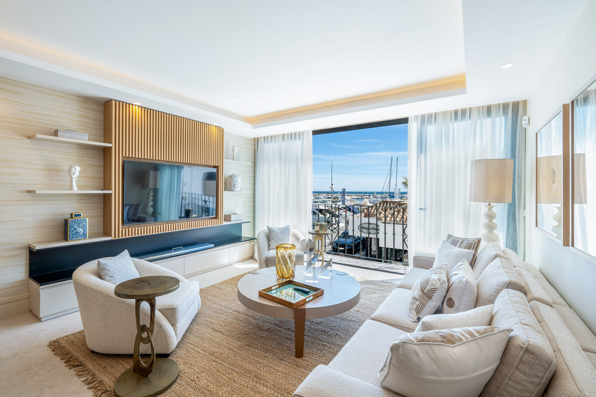 2 Bedroom Apartment for Sale in Puerto Banús — 4