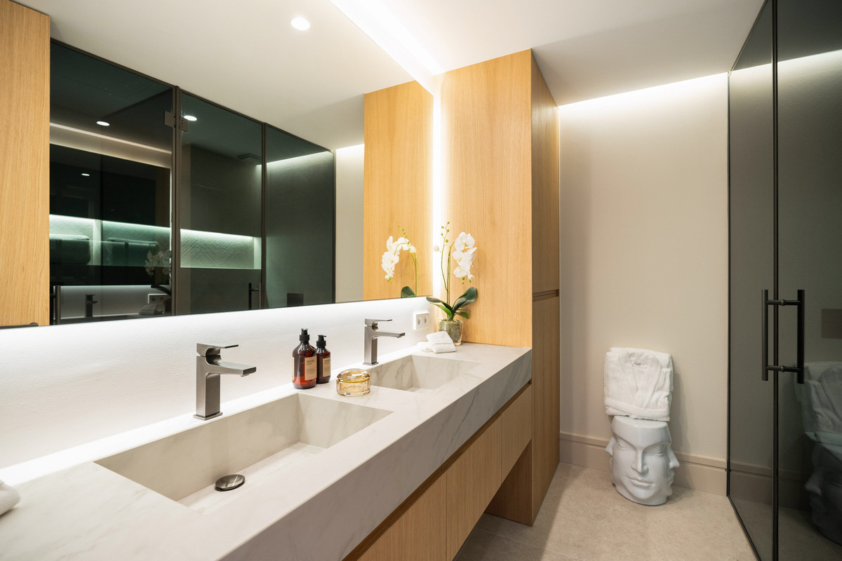 2 Bedroom Apartment for Sale in Puerto Banús — view 10