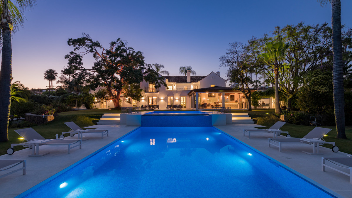 6 Bedroom Villa for Sale in Nueva Andalucía