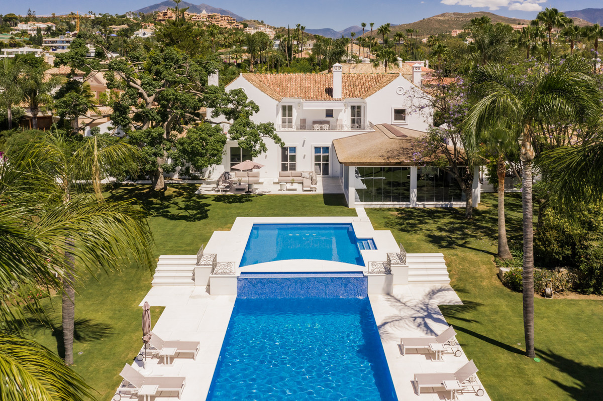 6 Bedroom Villa for Sale in Nueva Andalucía — 3