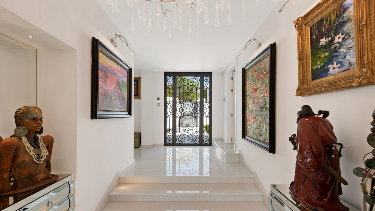 6 Bedroom Villa for Sale in Nueva Andalucía — 6