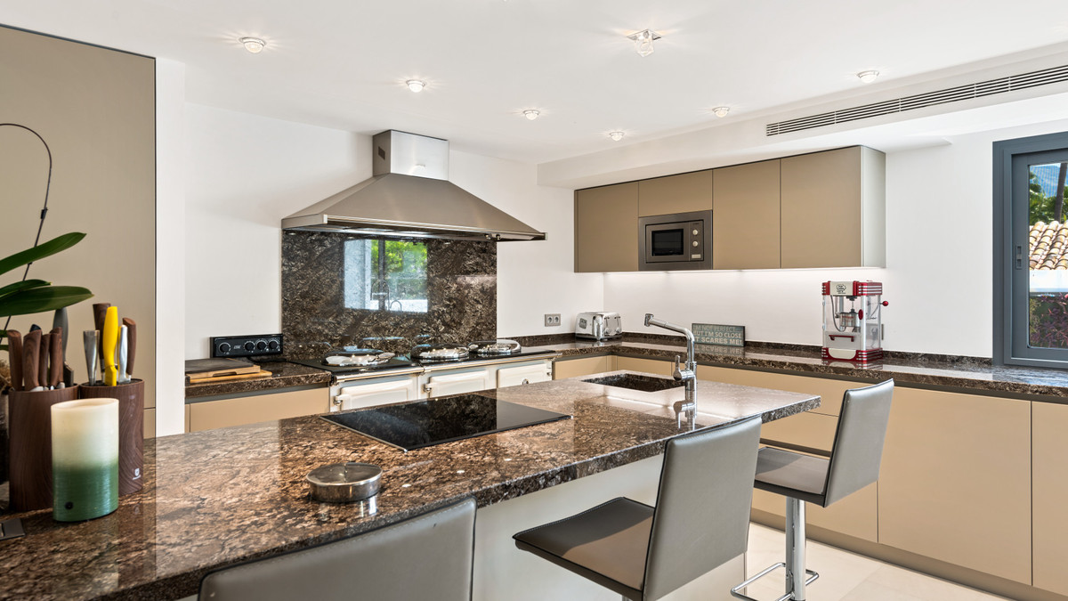 6 Bedroom Villa for Sale in Nueva Andalucía — view 10