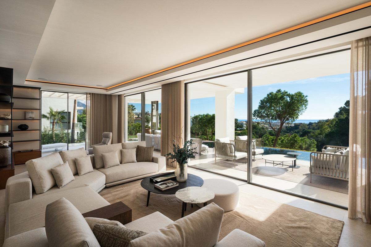 6 Bedroom Villa for Sale in La Quinta — 6