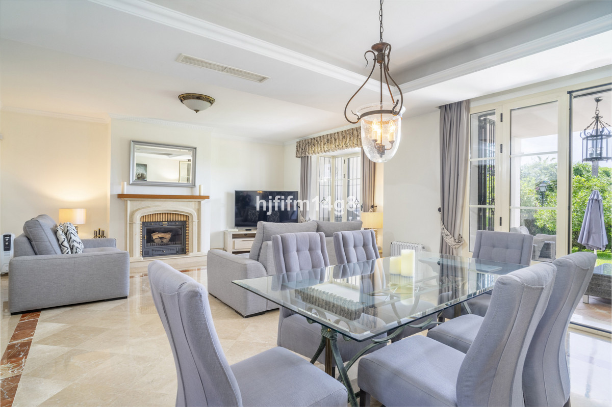 3 Bedroom Villa for Sale in Nueva Andalucía — 4