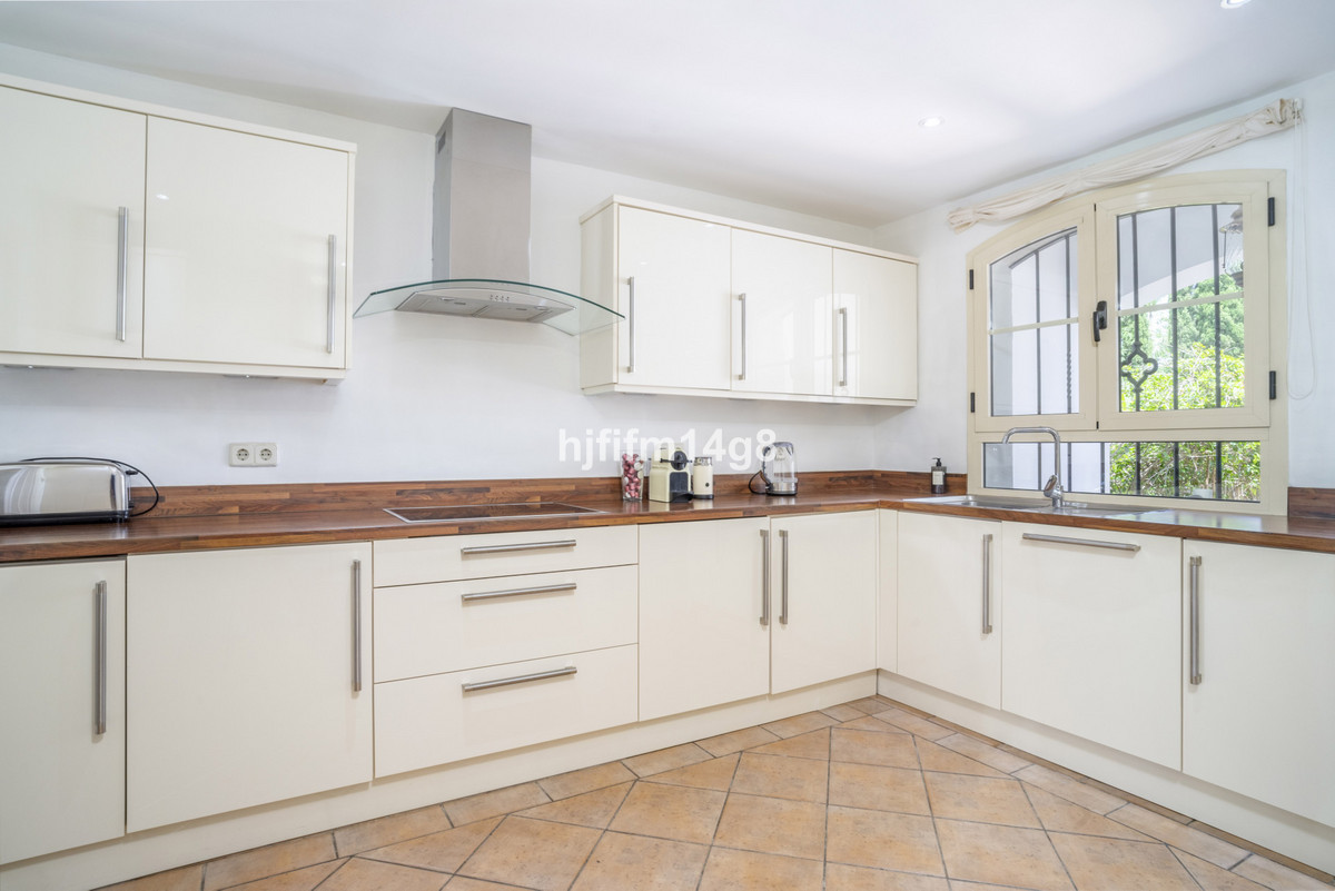 3 Bedroom Villa for Sale in Nueva Andalucía — 8