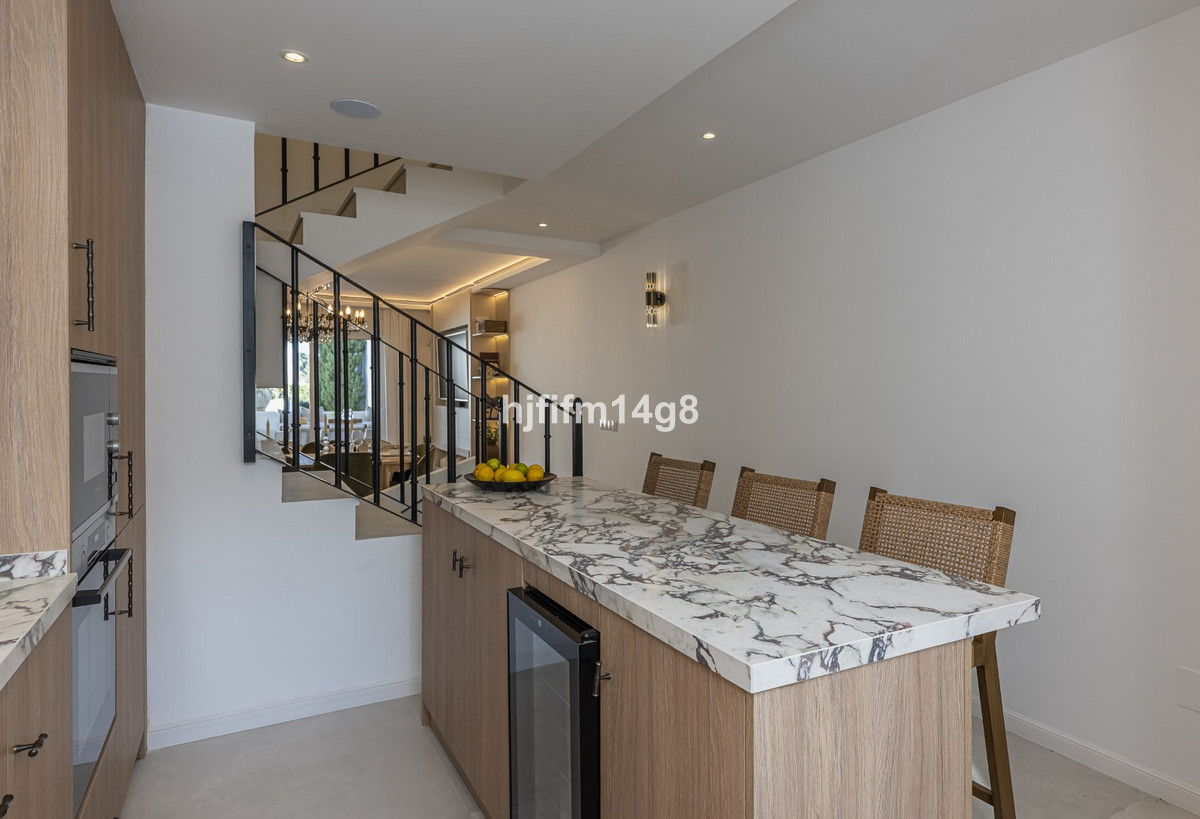 4 Bedroom Villa for Sale in Nueva Andalucía — 7