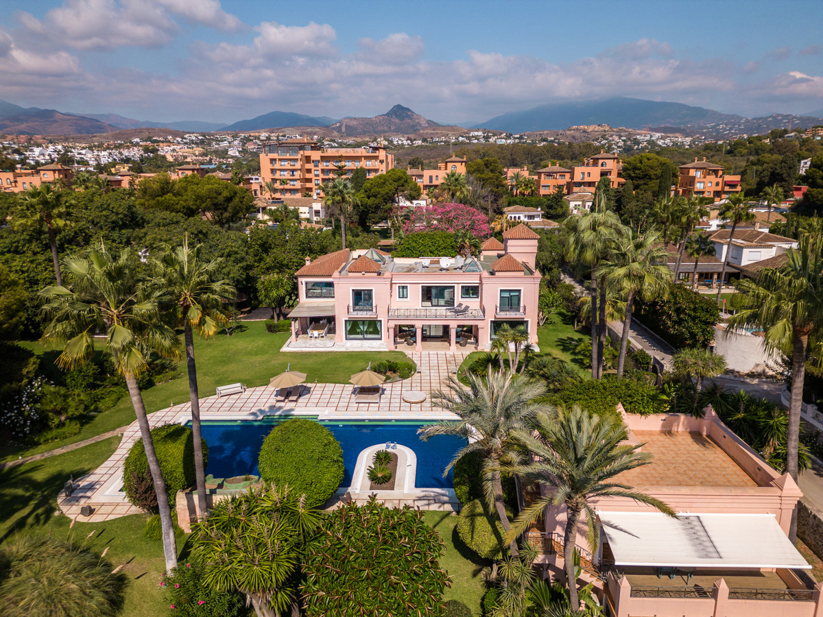 8 Bedroom Villa for Sale in Estepona — 2
