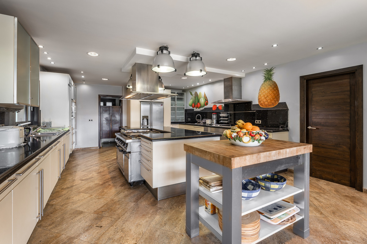 8 Bedroom Villa for Sale in Estepona — 6