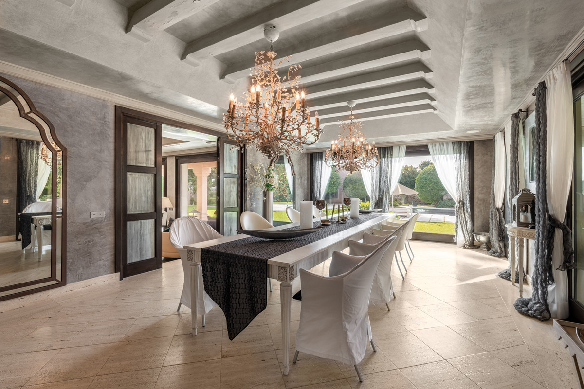 8 Bedroom Villa for Sale in Estepona — 8