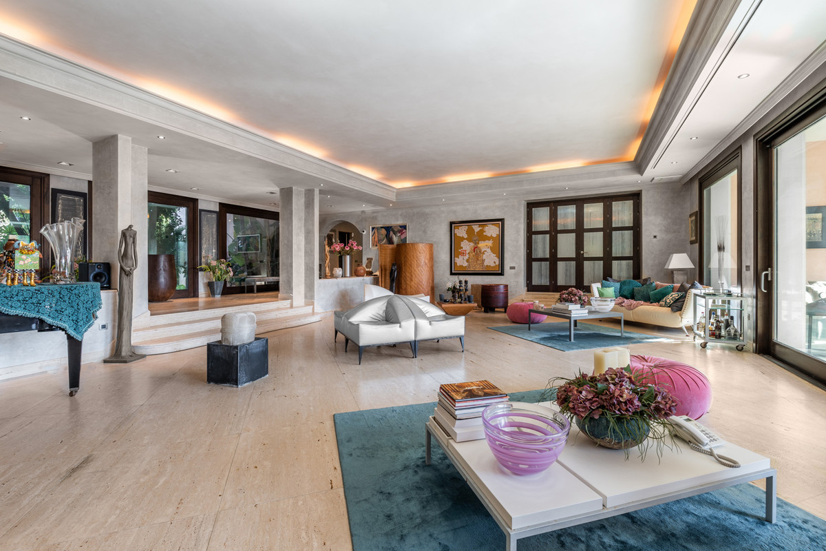 8 Bedroom Villa for Sale in Estepona — 9