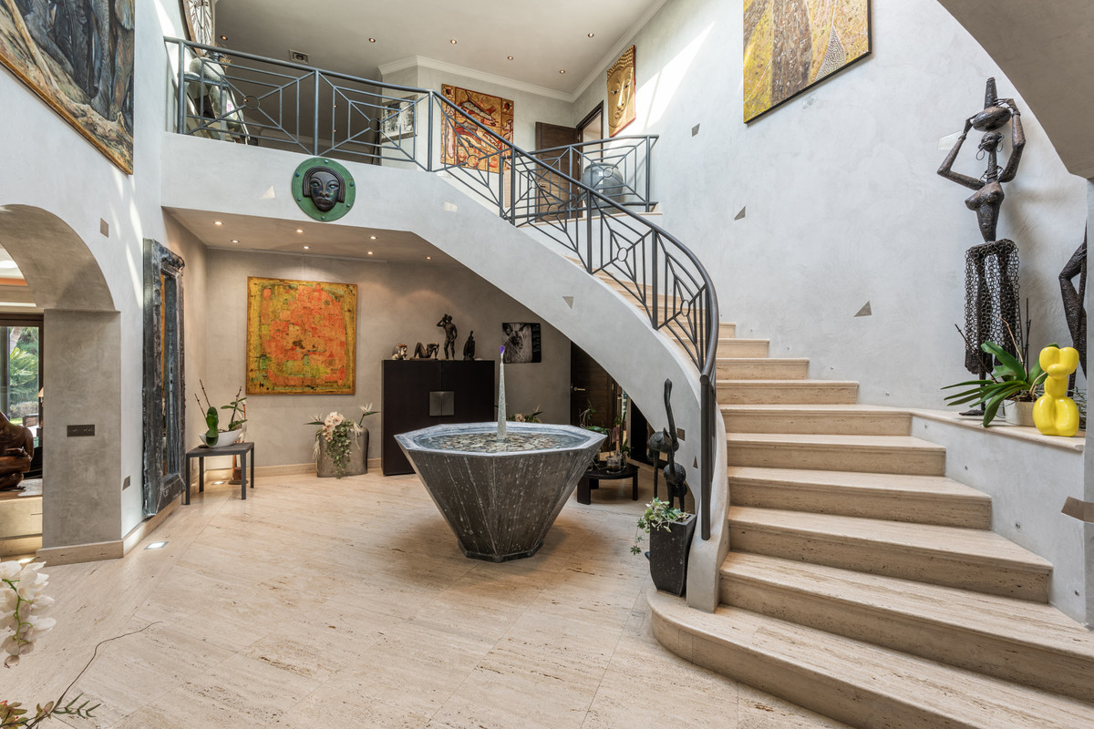 8 Bedroom Villa for Sale in Estepona — view 10