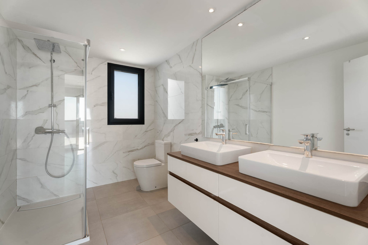 3 Bedroom Apartment for Sale in Estepona — view 10