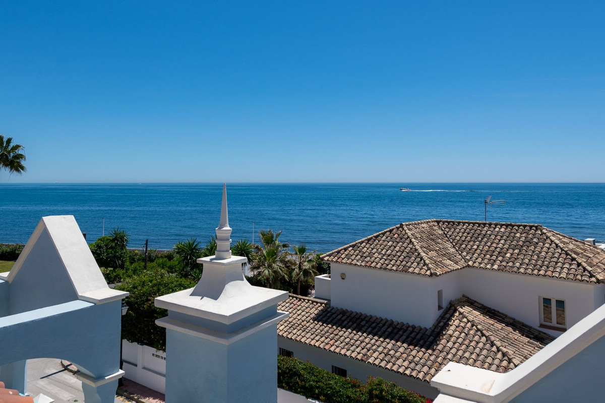 6 Bedroom Villa for Sale in Puerto Banús