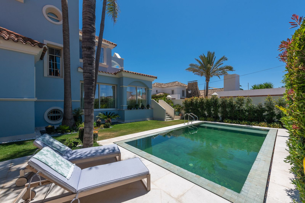 6 Bedroom Villa for Sale in Puerto Banús — 6