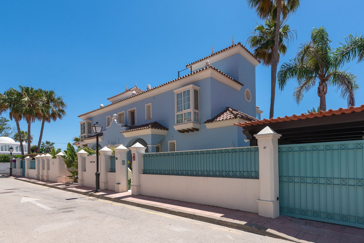 6 Bedroom Villa for Sale in Puerto Banús — 9