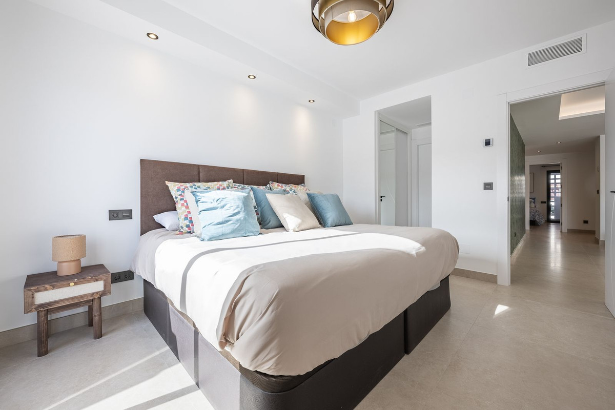 3 Bedroom Apartment for Sale in Nueva Andalucía — 4