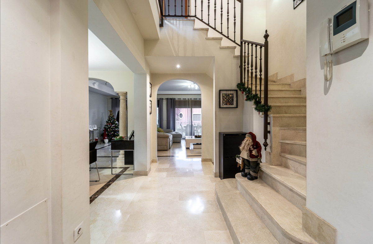 4 Bedroom Villa for Sale in Estepona — 3