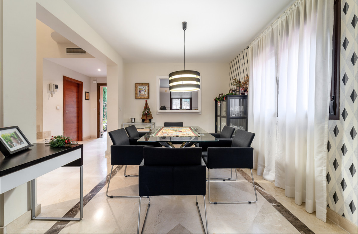 4 Bedroom Villa for Sale in Estepona — 7