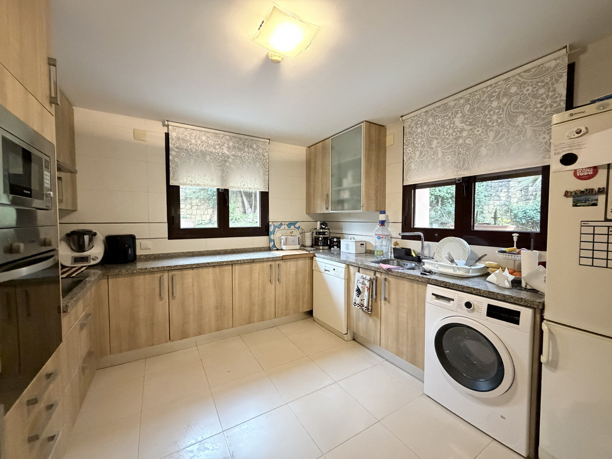4 Bedroom Villa for Sale in Estepona — 9