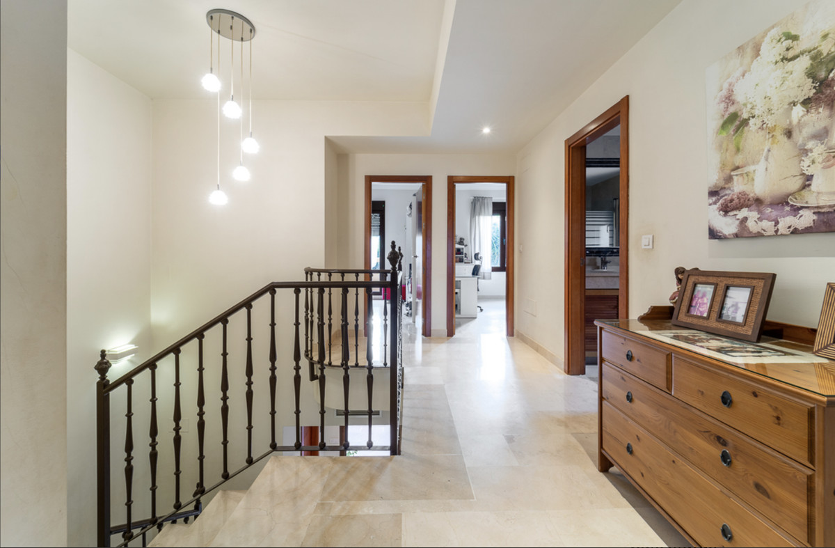 4 Bedroom Villa for Sale in Estepona — view 10