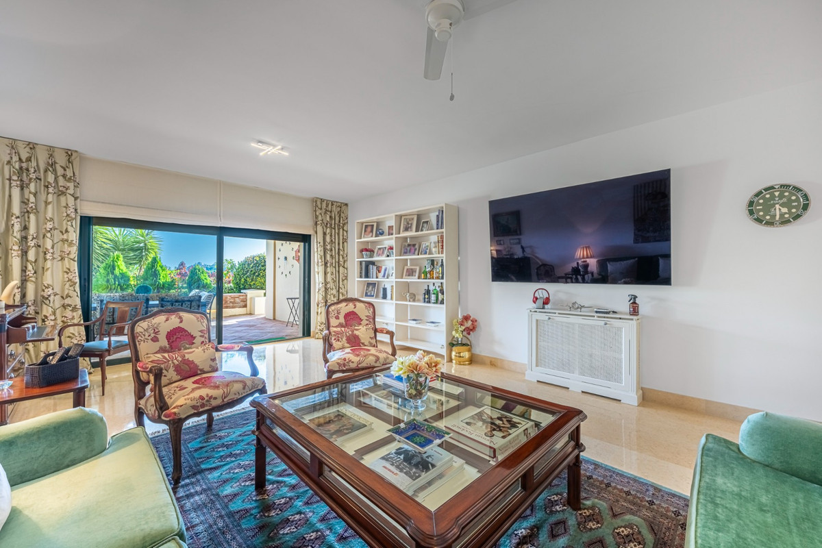3 Bedroom Apartment for Sale in Benahavís — 2