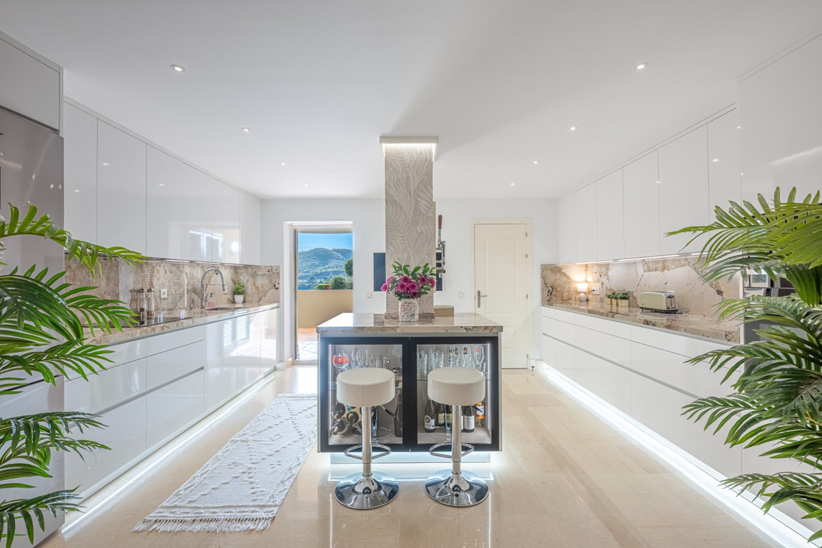 3 Bedroom Apartment for Sale in Benahavís — 3