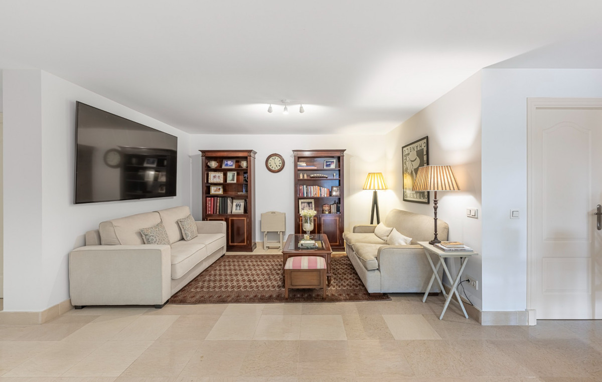 3 Bedroom Apartment for Sale in Benahavís — 5