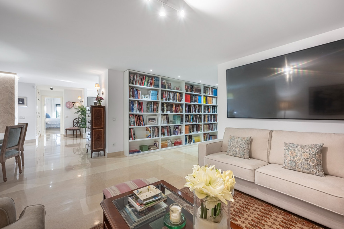 3 Bedroom Apartment for Sale in Benahavís — 8
