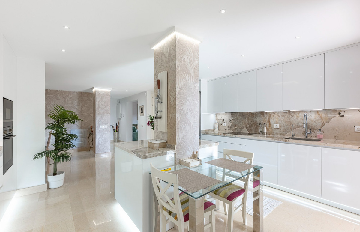 3 Bedroom Apartment for Sale in Benahavís — 9