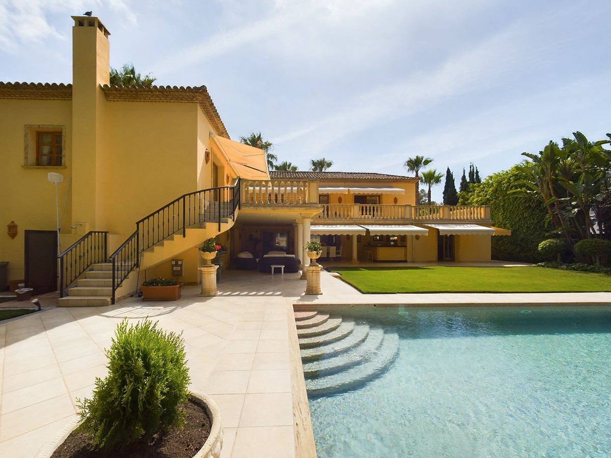 4 Bedroom Villa for Sale in Nueva Andalucía