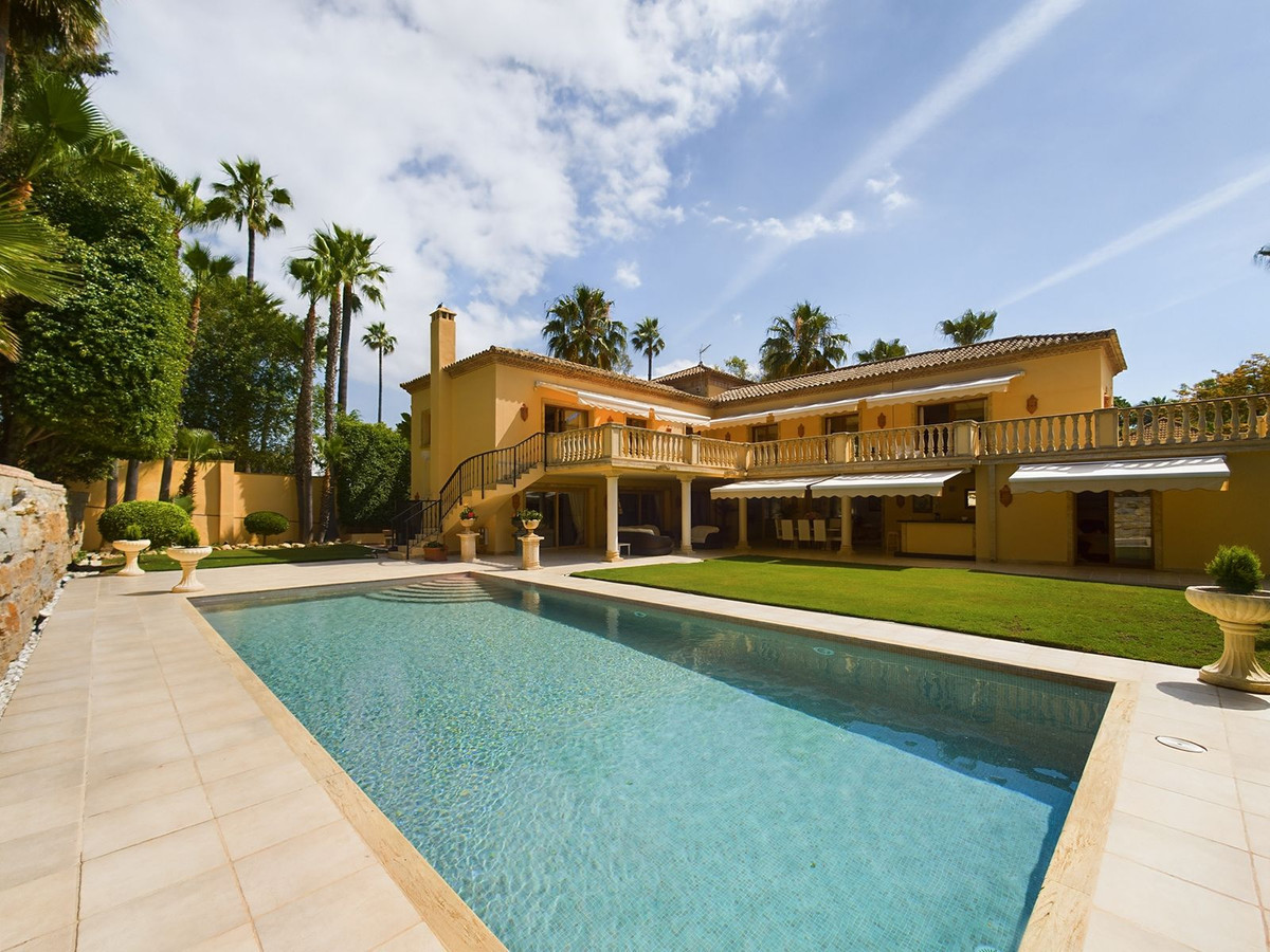 4 Bedroom Villa for Sale in Nueva Andalucía — 2