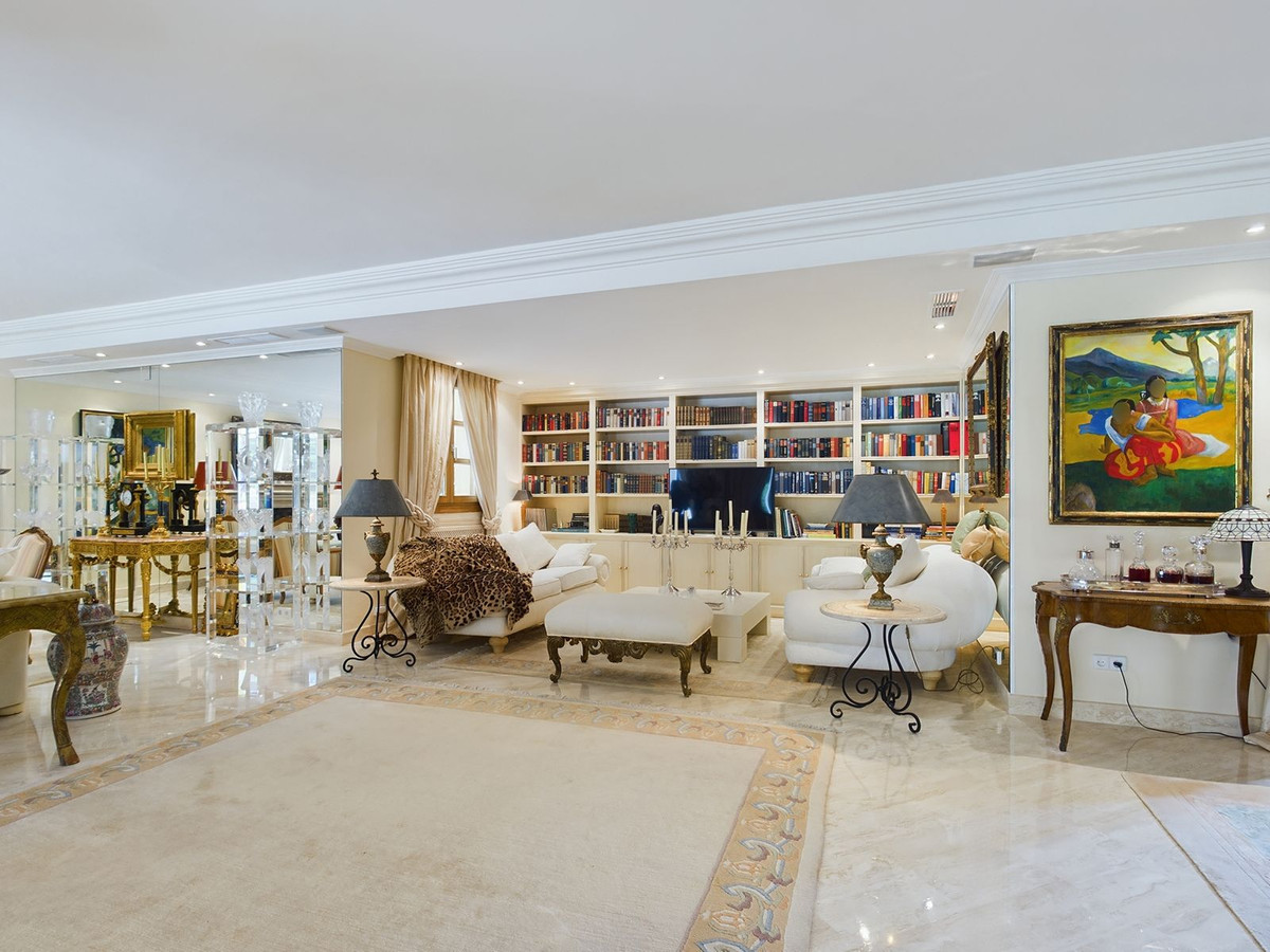 4 Bedroom Villa for Sale in Nueva Andalucía — 4