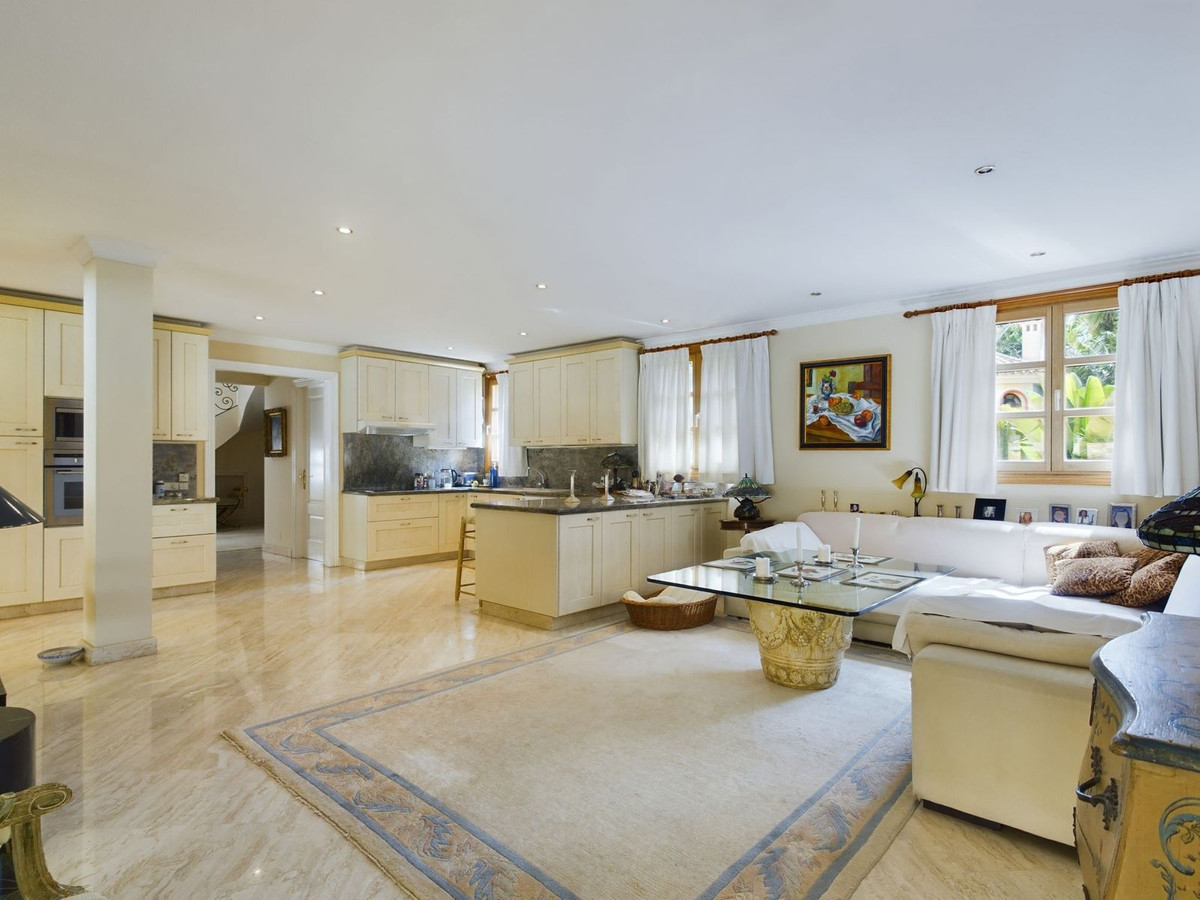 4 Bedroom Villa for Sale in Nueva Andalucía — 8