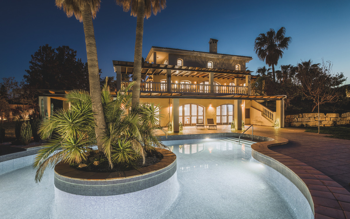 7 Bedroom Villa for Sale in Estepona