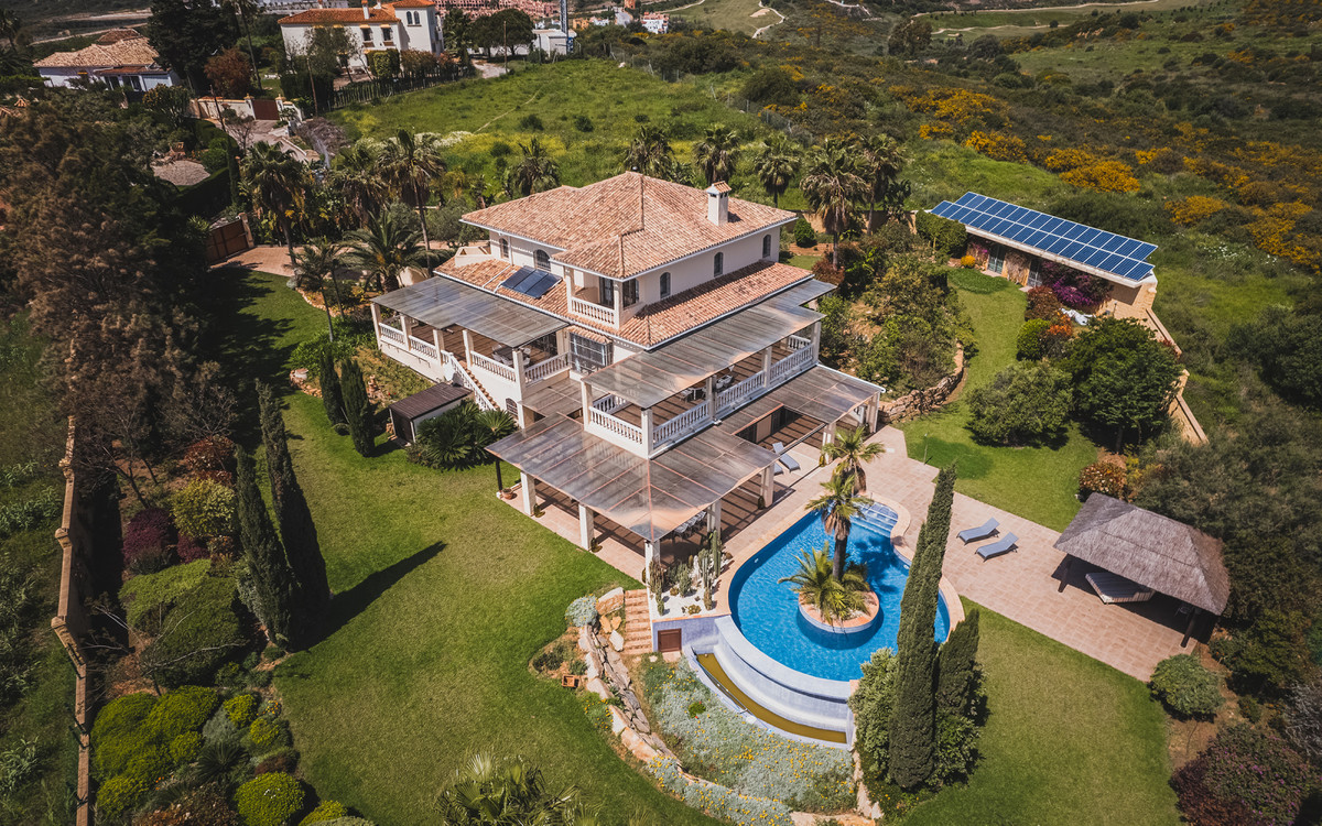 7 Bedroom Villa for Sale in Estepona — 2