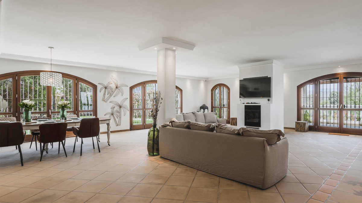 7 Bedroom Villa for Sale in Estepona — 5