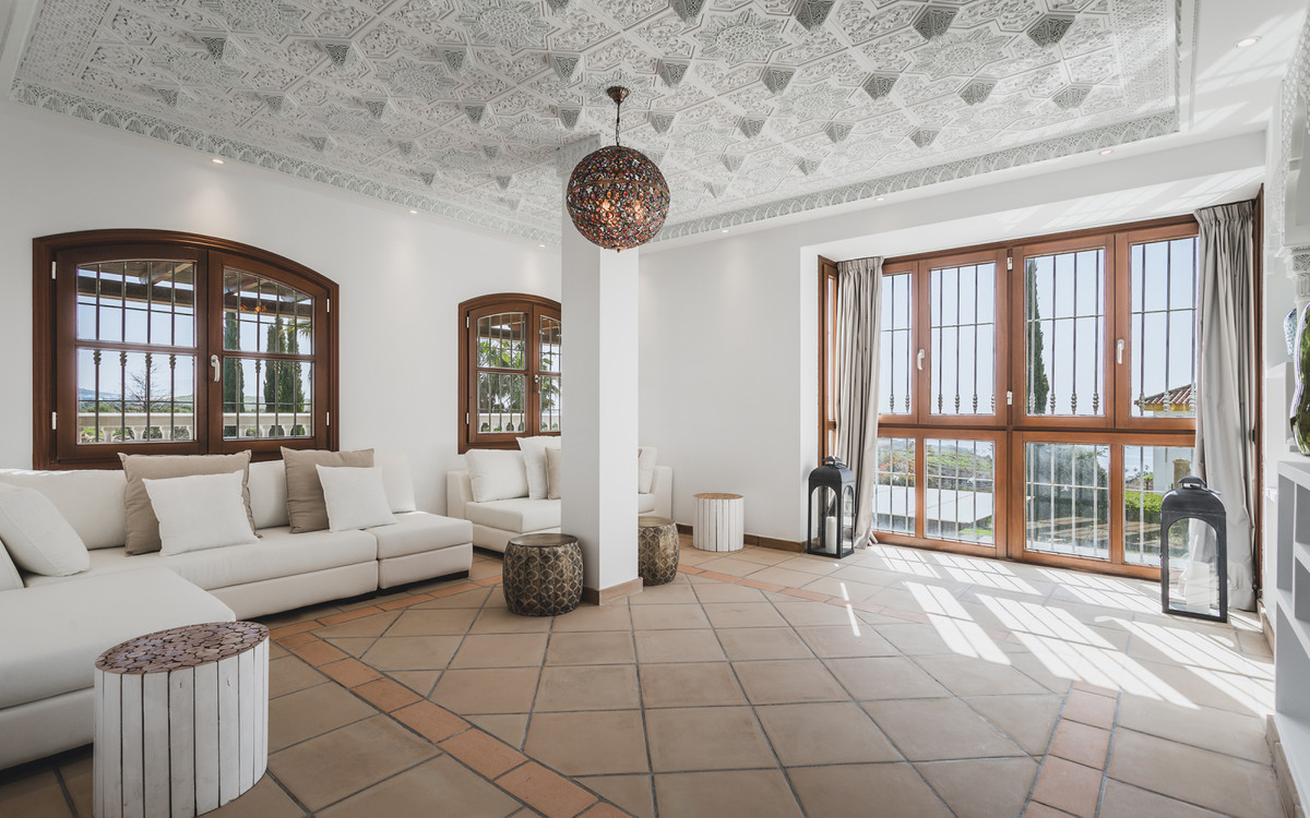 7 Bedroom Villa for Sale in Estepona — 7