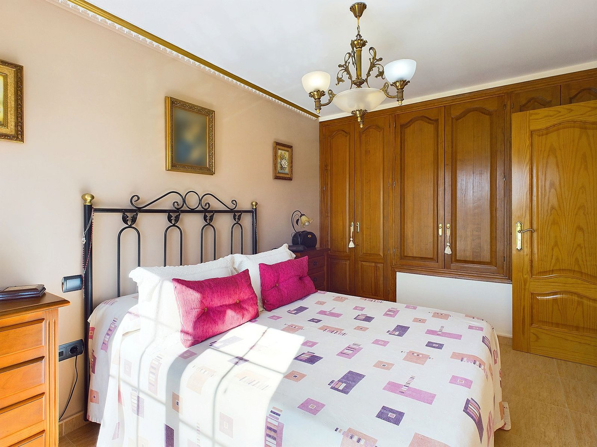 2 Bedroom Villa for Sale in Estepona — 8