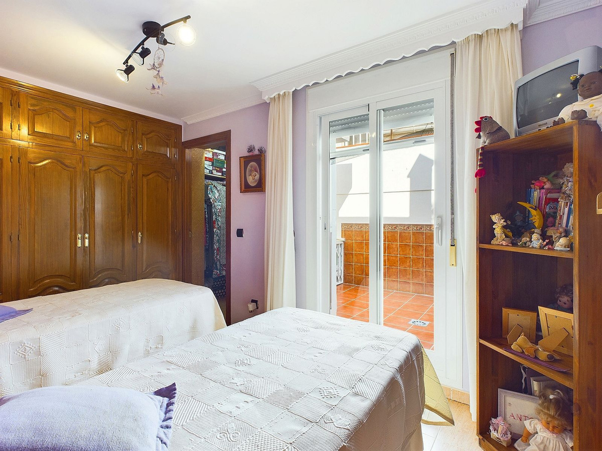 2 Bedroom Villa for Sale in Estepona — view 10