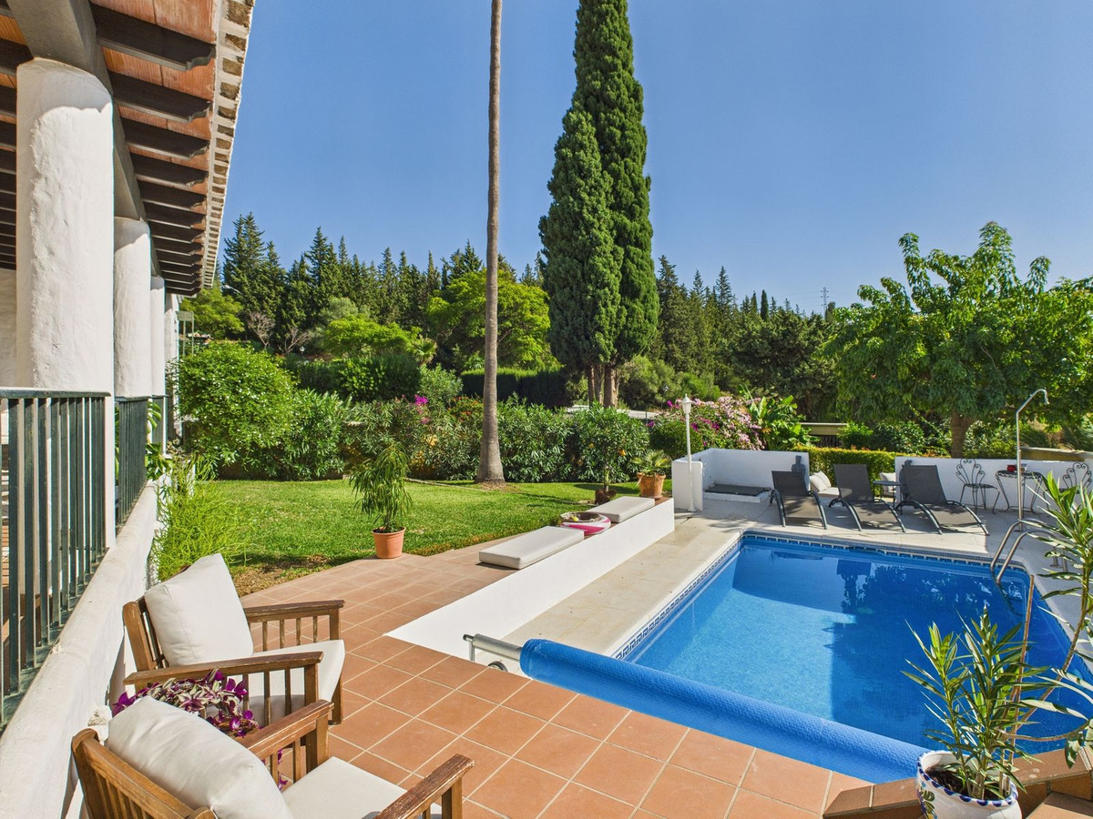 4 Bedroom Villa for Sale in Estepona — 4