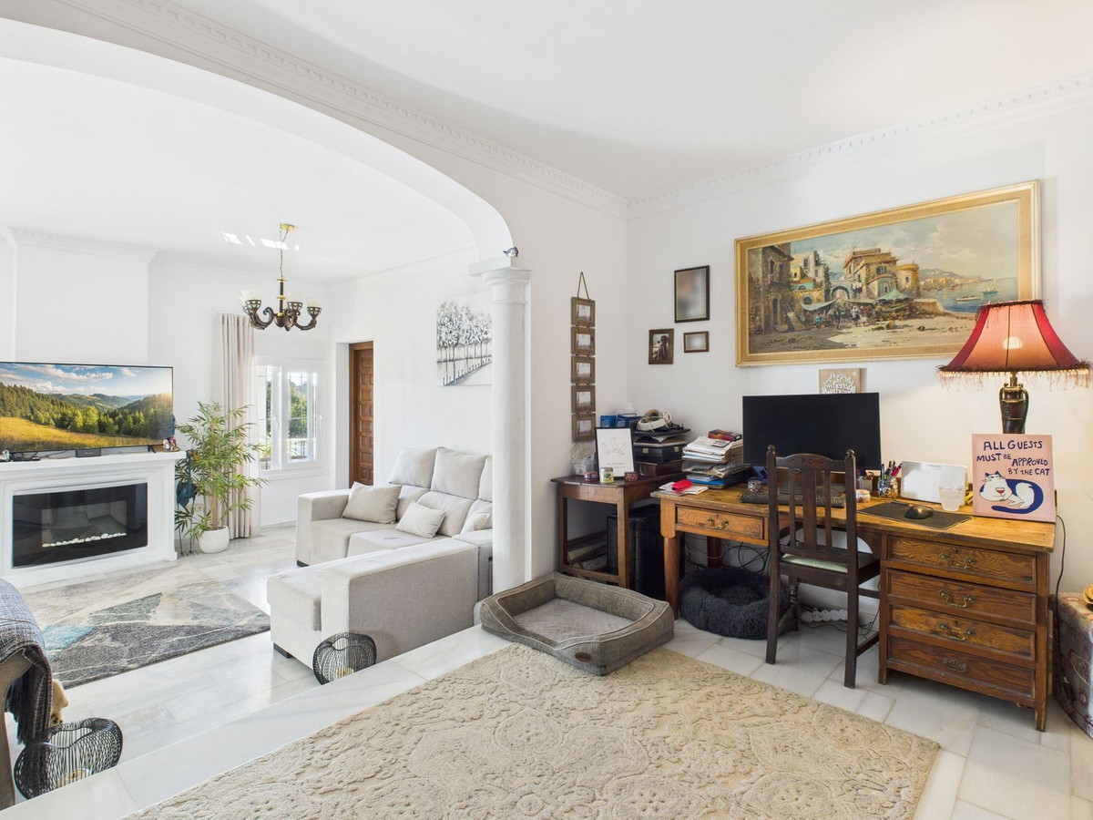 4 Bedroom Villa for Sale in Estepona — 8