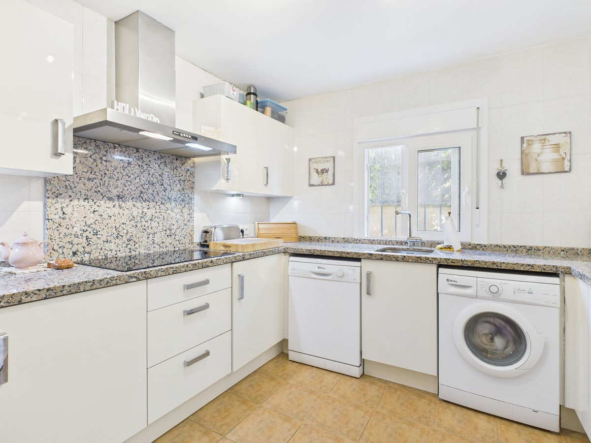 4 Bedroom Villa for Sale in Estepona — view 10