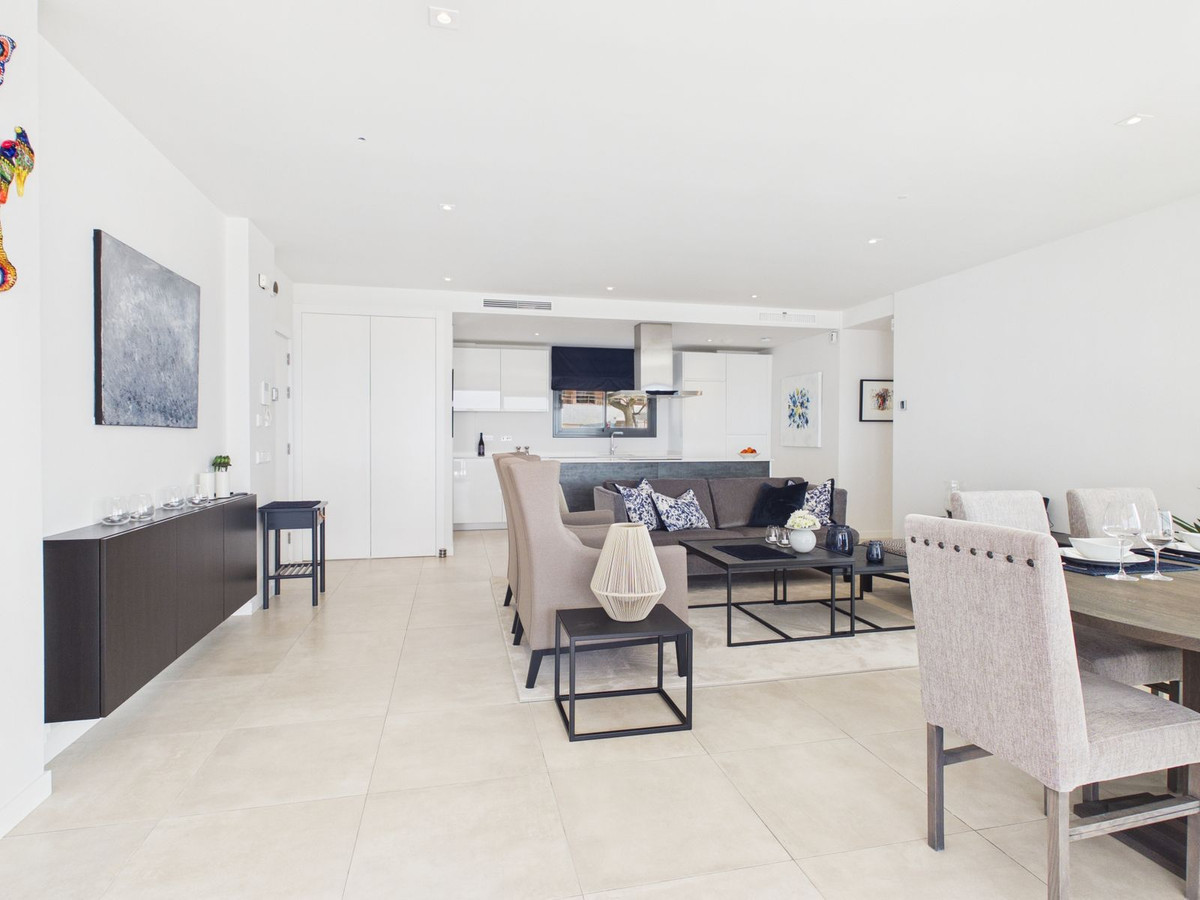 4 Bedroom Apartment for Sale in Estepona — 2