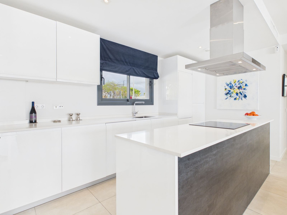 4 Bedroom Apartment for Sale in Estepona — 4