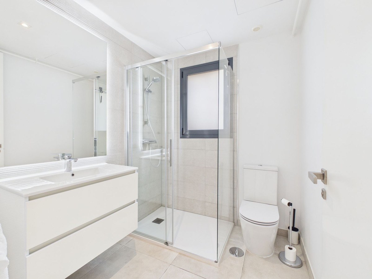 4 Bedroom Apartment for Sale in Estepona — 9