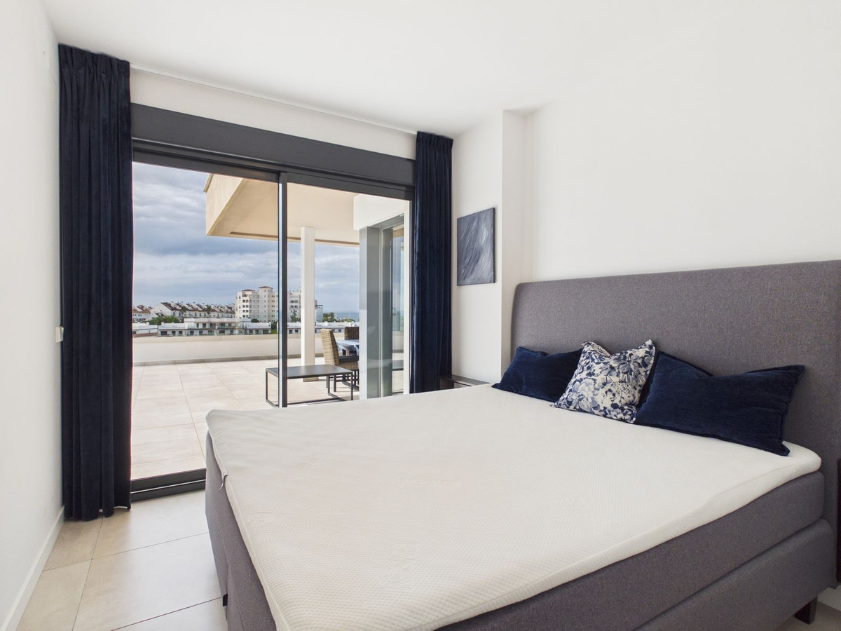 4 Bedroom Apartment for Sale in Estepona — view 10