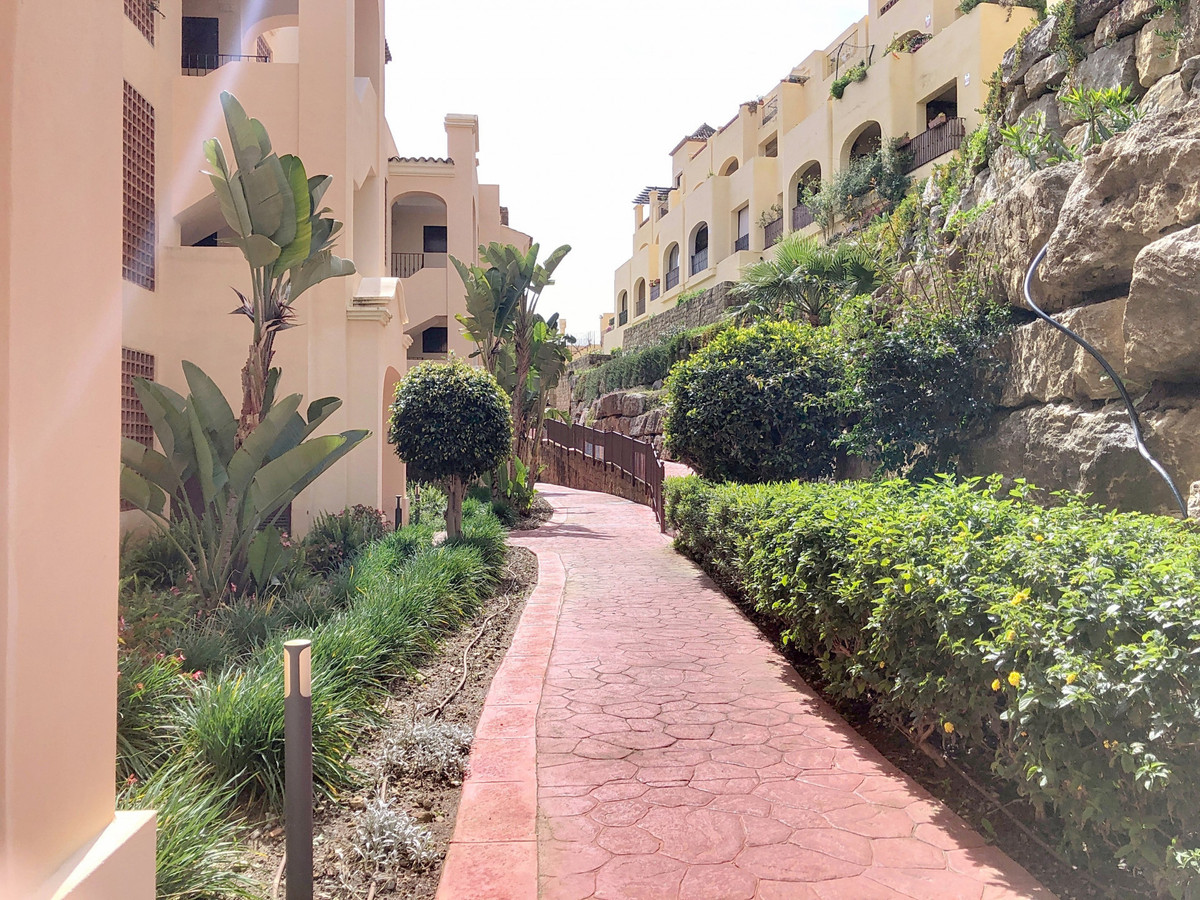 3 Bedroom Apartment for Sale in Estepona — 6