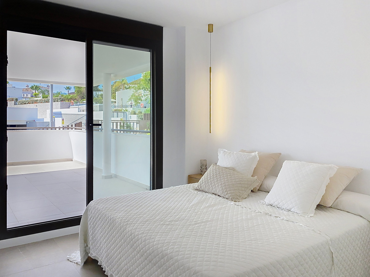 4 Bedroom Apartment for Sale in Estepona — 4