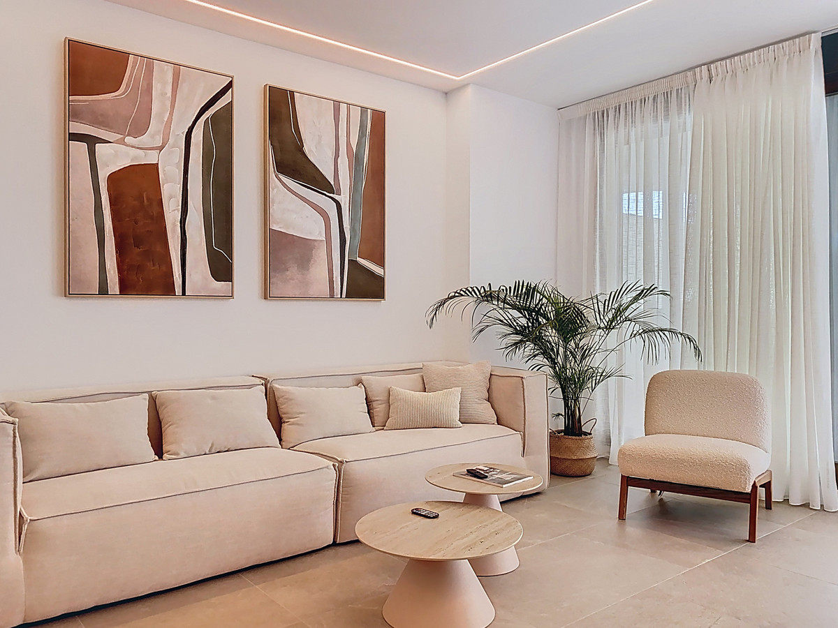4 Bedroom Apartment for Sale in Estepona — 8