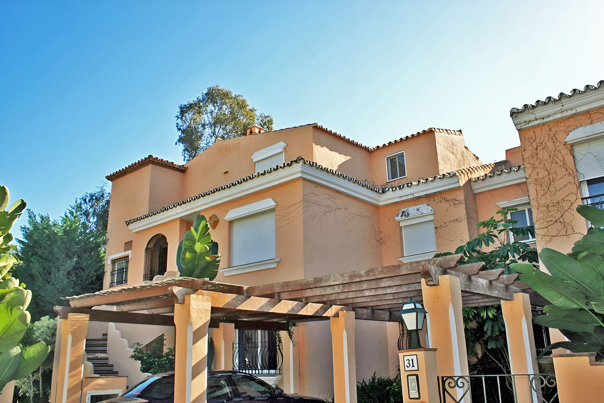 4 Bedroom Apartment for Sale in New Golden Mile